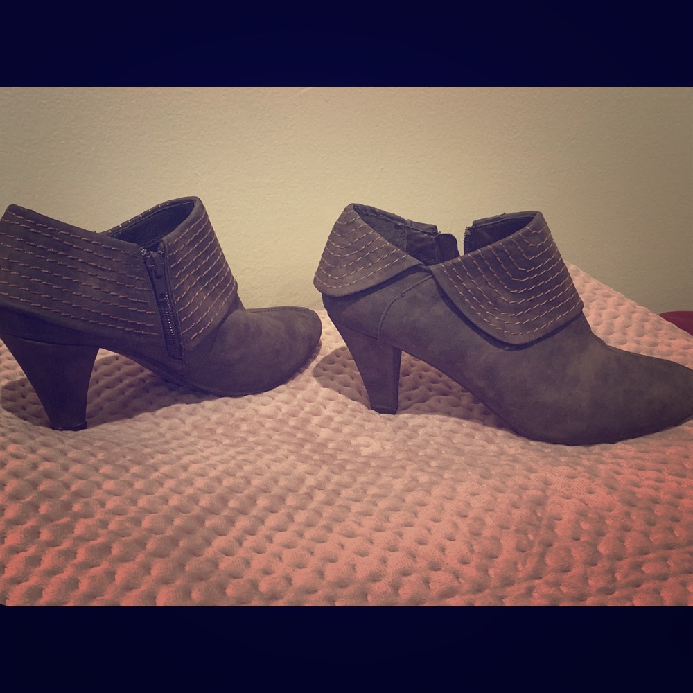 Short brown boots with heel and bronze pattern